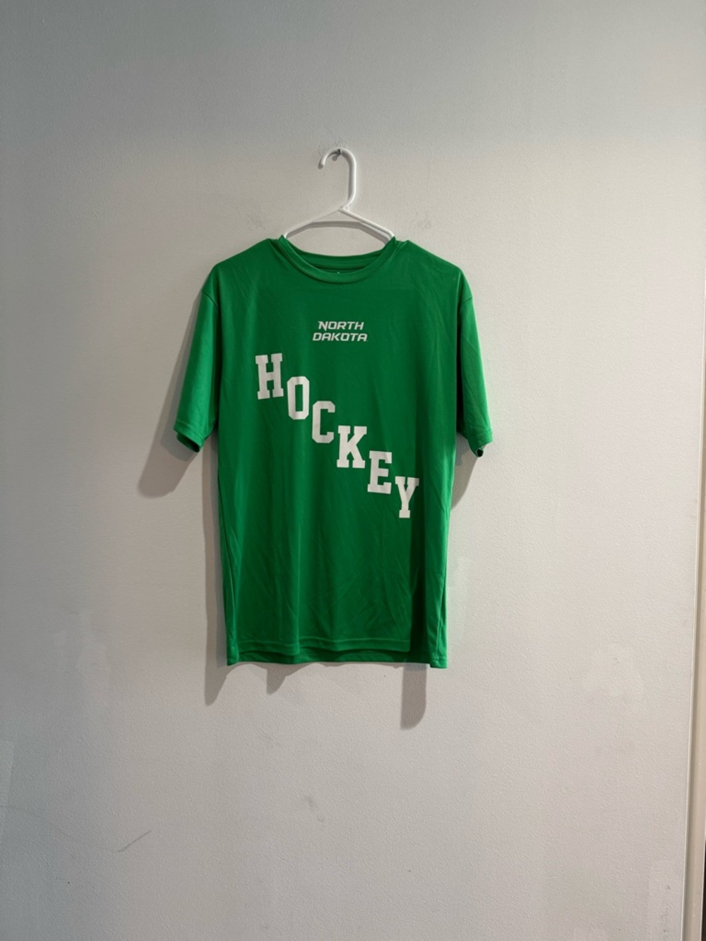 North Dakota Hockey Fighting Sioux Green Shirt Men’s Small Athletic Tee